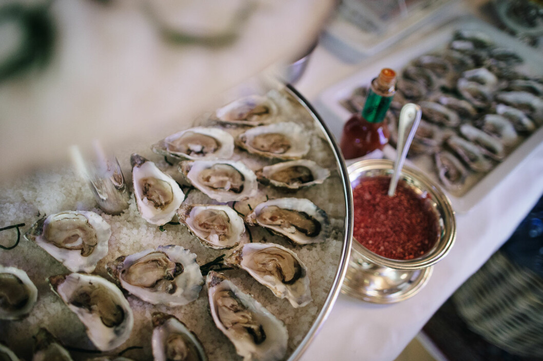 Ostronen serverades med mignonette, en slags vinägrett med finhackad schalottenlök.