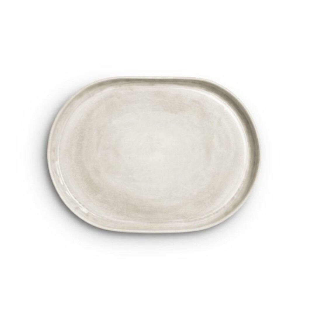 Det ovala fatet från Mateus i färgserien sand är ett porslin att samla på, 34 cm, formgiven av Mateus x Sam Baron x Yatzer.