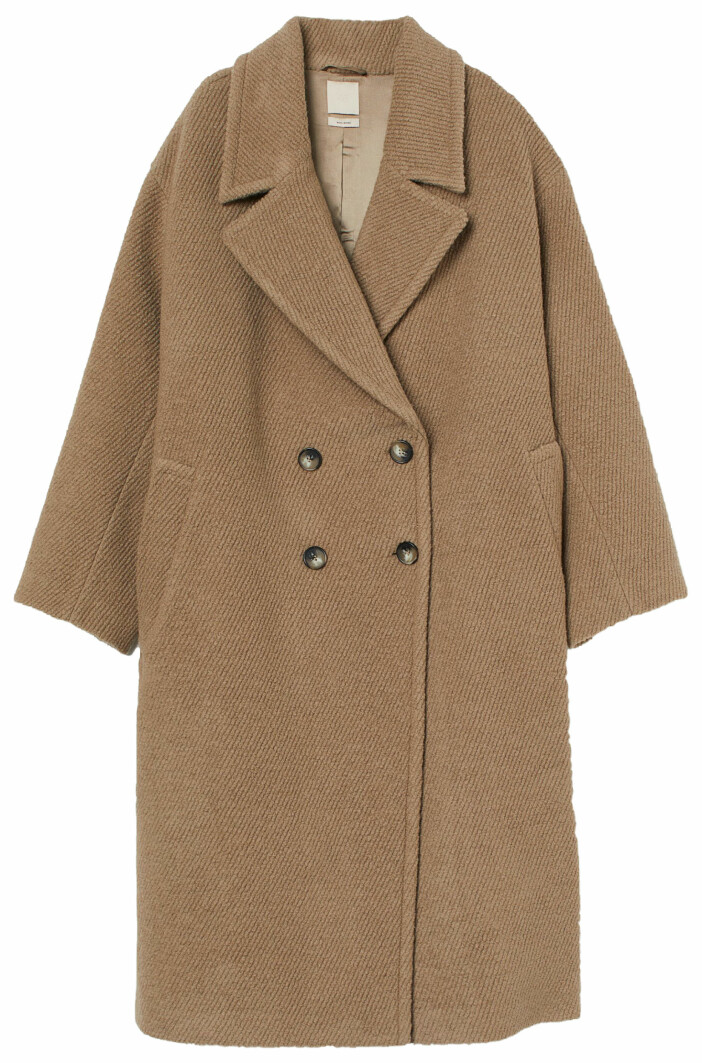 Oversized kappa i beige från H&M med dubbla knappar.