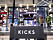 En sminkstol och spegel på Kicks nya flagship store.