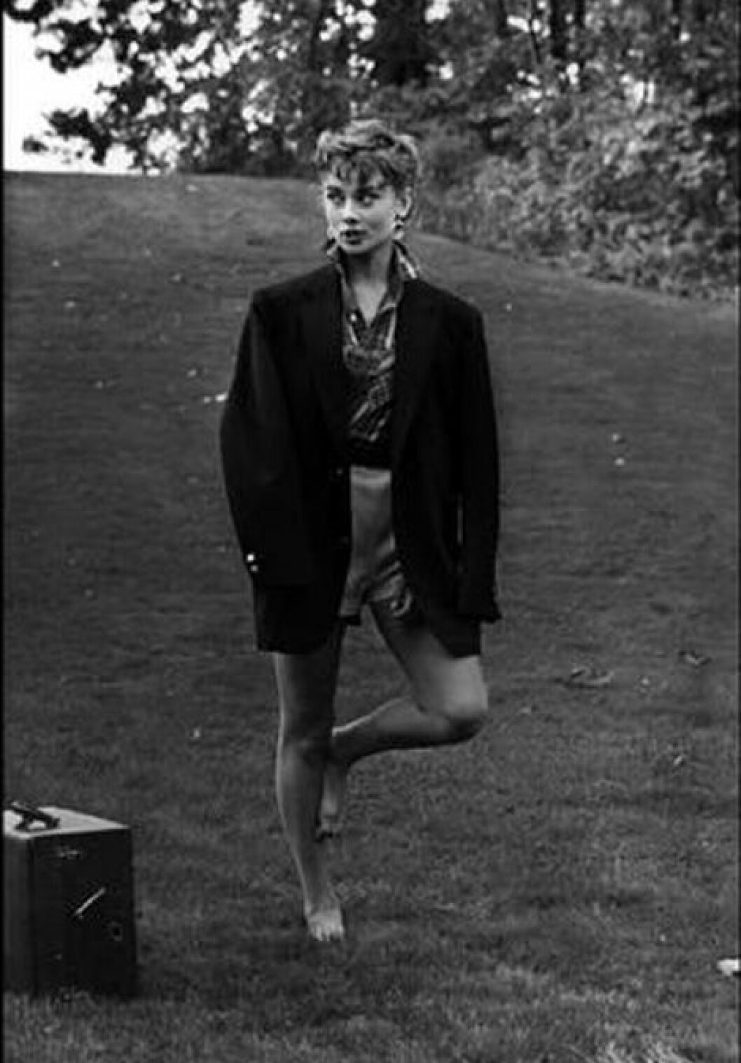 Audrey Hepburn ute i naturen 