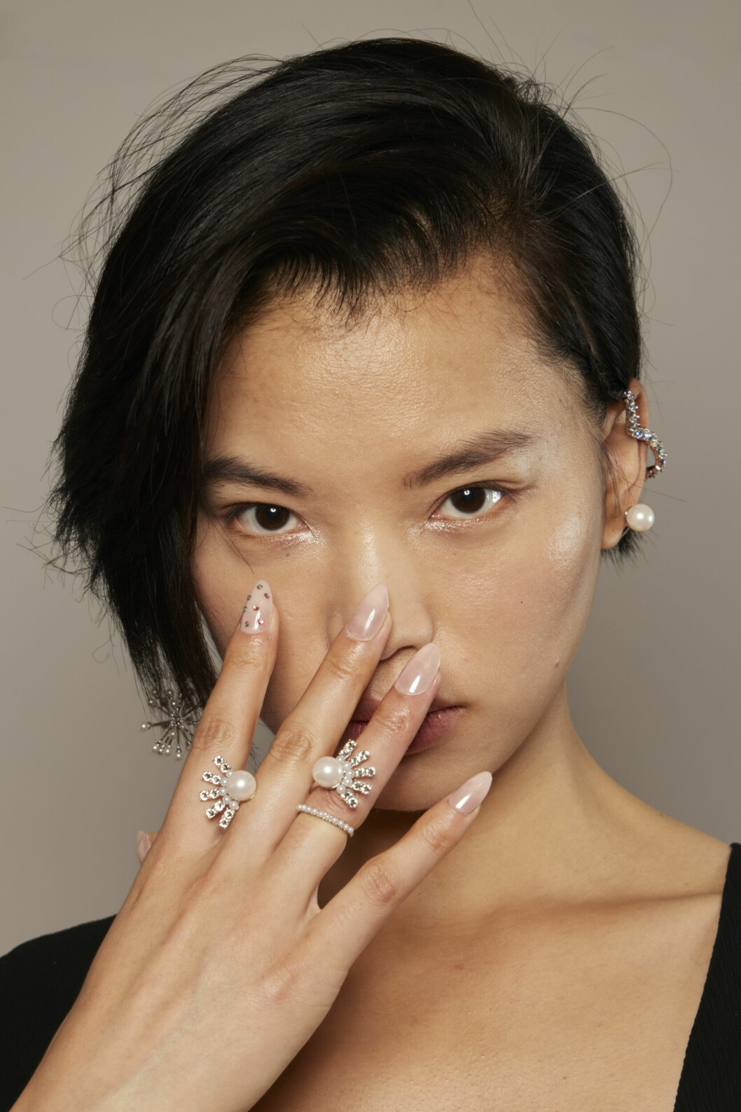 pärlor på naglar trend nageldekoration strass manikyr