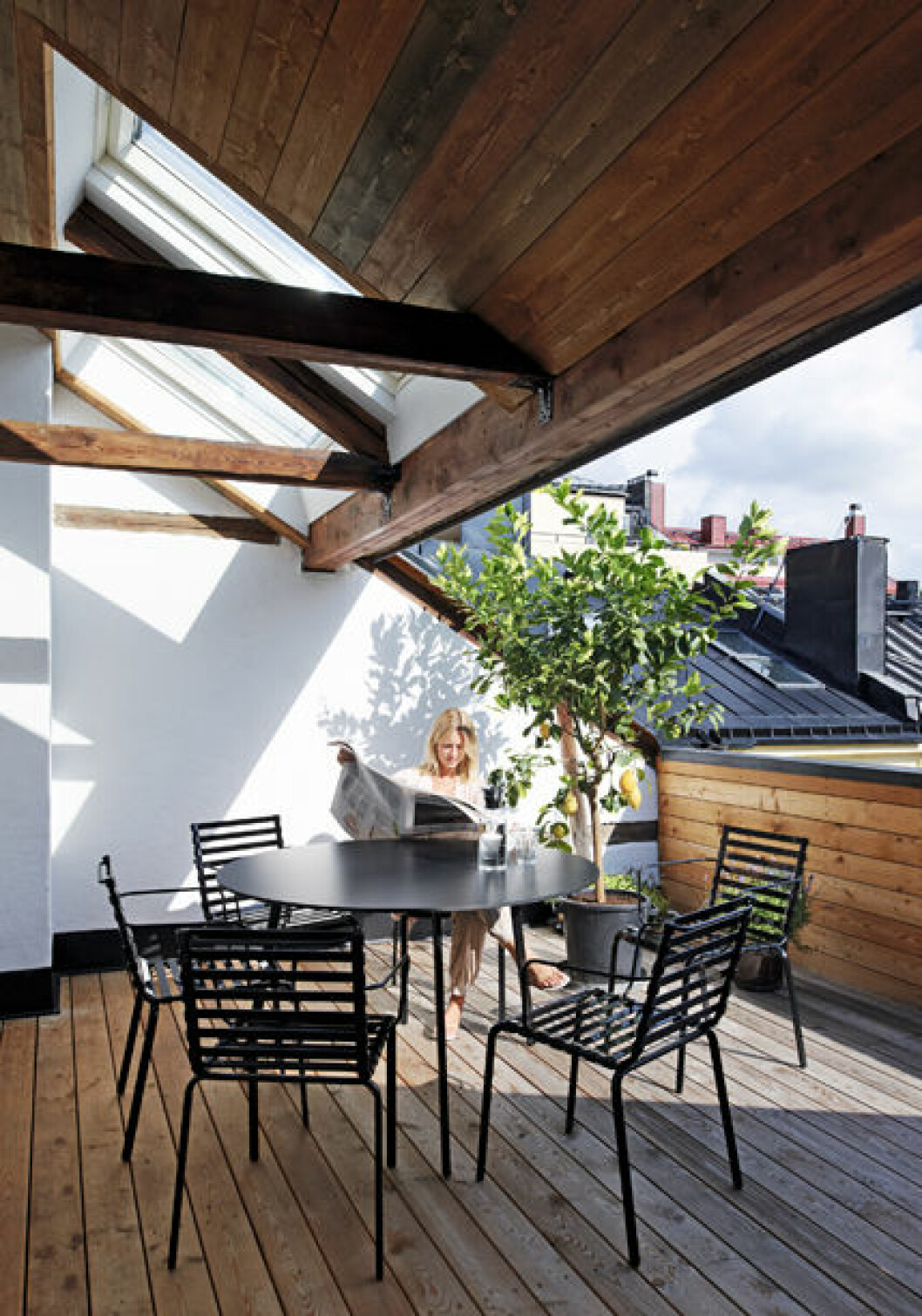 På Filippa Knutsson på terrassen fylld med stolar och bord.