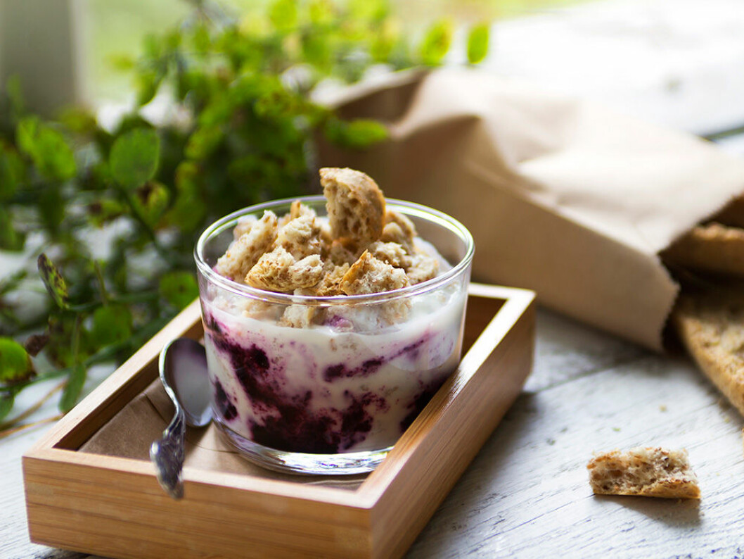 Yoghurt med blåbär och skorpor. Yoghurt med blåbär och skorpor.