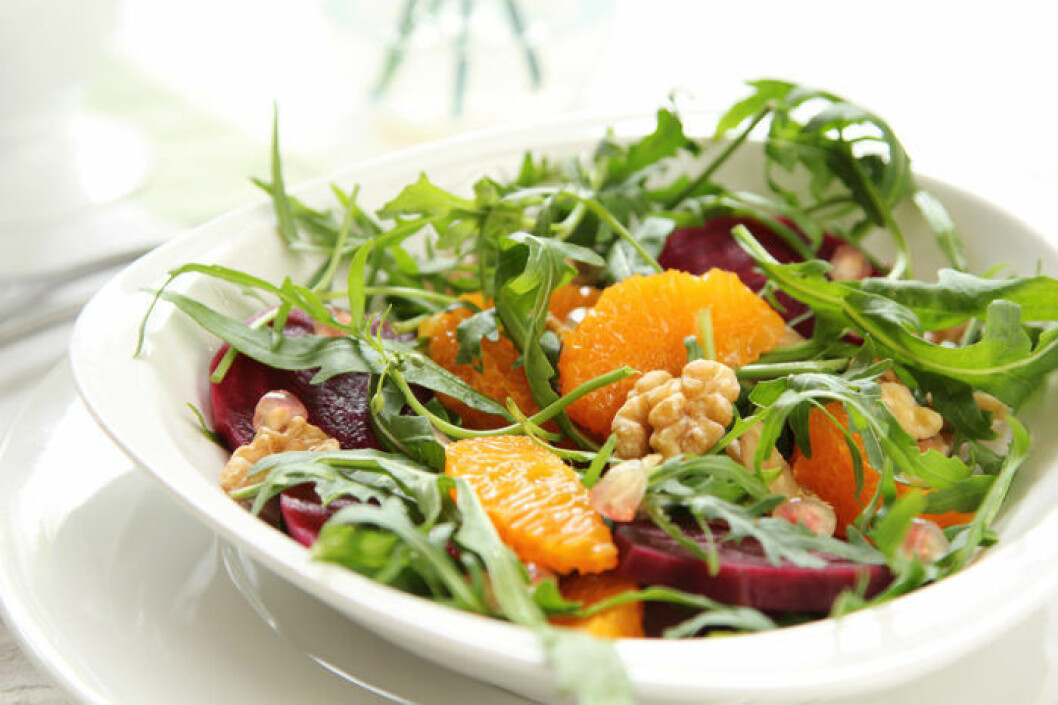 Pegansk sallad med grönsaker, rotfrukter, frukt och nötter. Foto: IBL Pegansk sallad med grönsaker, rotfrukter, frukt och nötter.