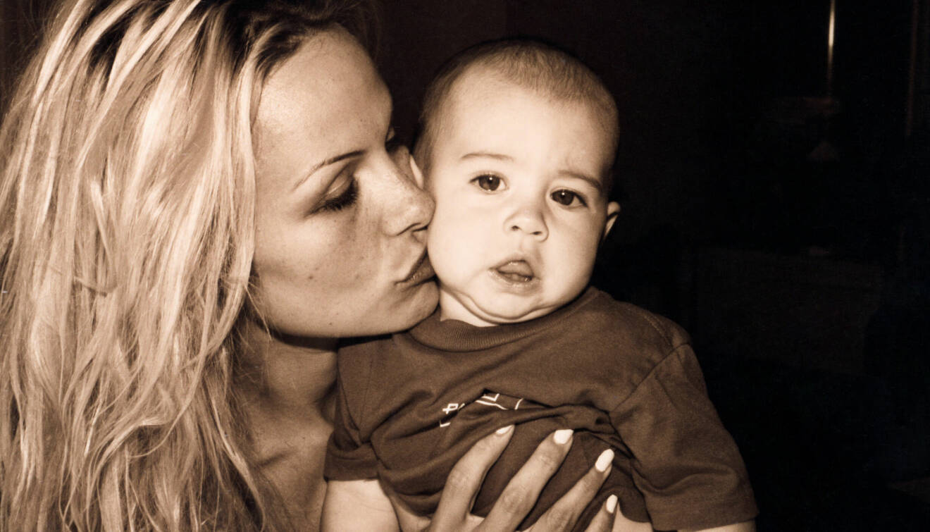 Bild på Pamela Anderson och sin son från Netflix-dokumentären Pamela, A love story