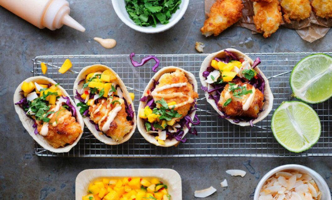 Fish tacos med hot mayo och mangosalsa.