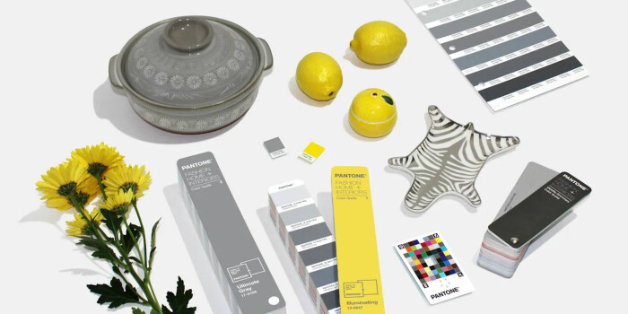 Pantone har valt <span class=" italic" data-lab-italic_desktop="italic">Ultimate grey</span> och <span class=" italic" data-lab-italic_desktop="italic">Illuminating</span> som årets färger. Foto: Pantone pantone årets färg 2021