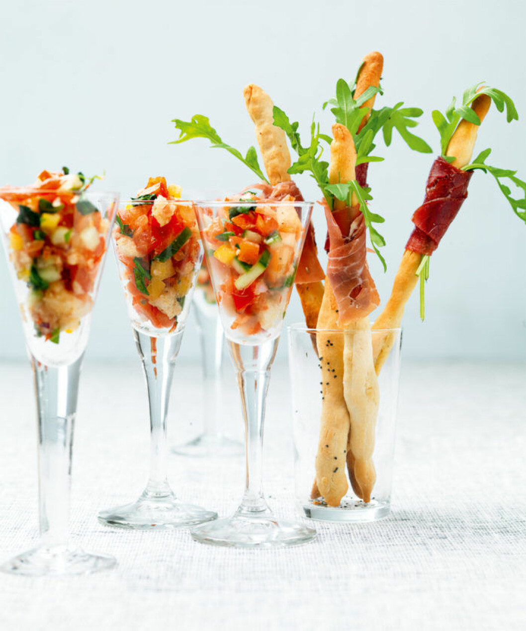 Panzanella och grissini med ruccola och bresaola. Panzanella och grissini med ruccola och bresaola.