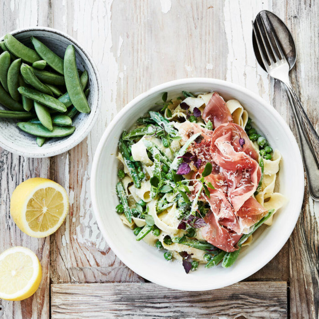 Pappardelle med gräddstuvade ärtor och parmaskinka. Pappardelle med gräddstuvade ärtor och parmaskinka.