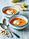 Laga en enkel rostad paprika soppa med valnötter och crème fraiche