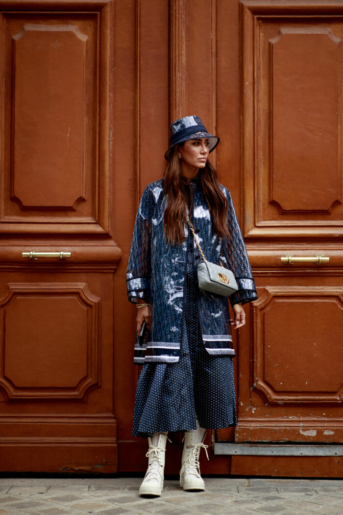Tamara Kalinic i regnkappa signerad Dior – en drömlook helt klart.