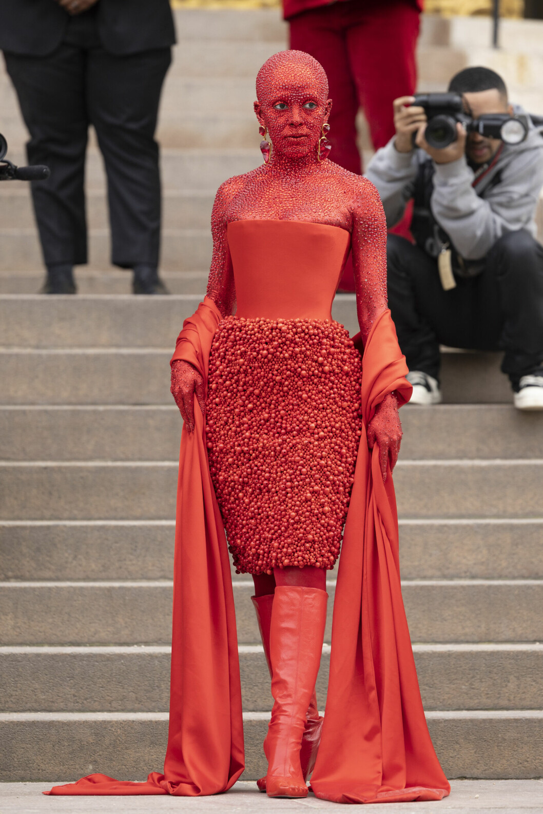 Doja Cat i en illröd look sminkad i 30 000 (!) röda Swarovski-kristaller från topp till tå. Doja Cat i en illröd look sminkad i 30 000 (!) röda Swarovski-kristaller från topp till tå.