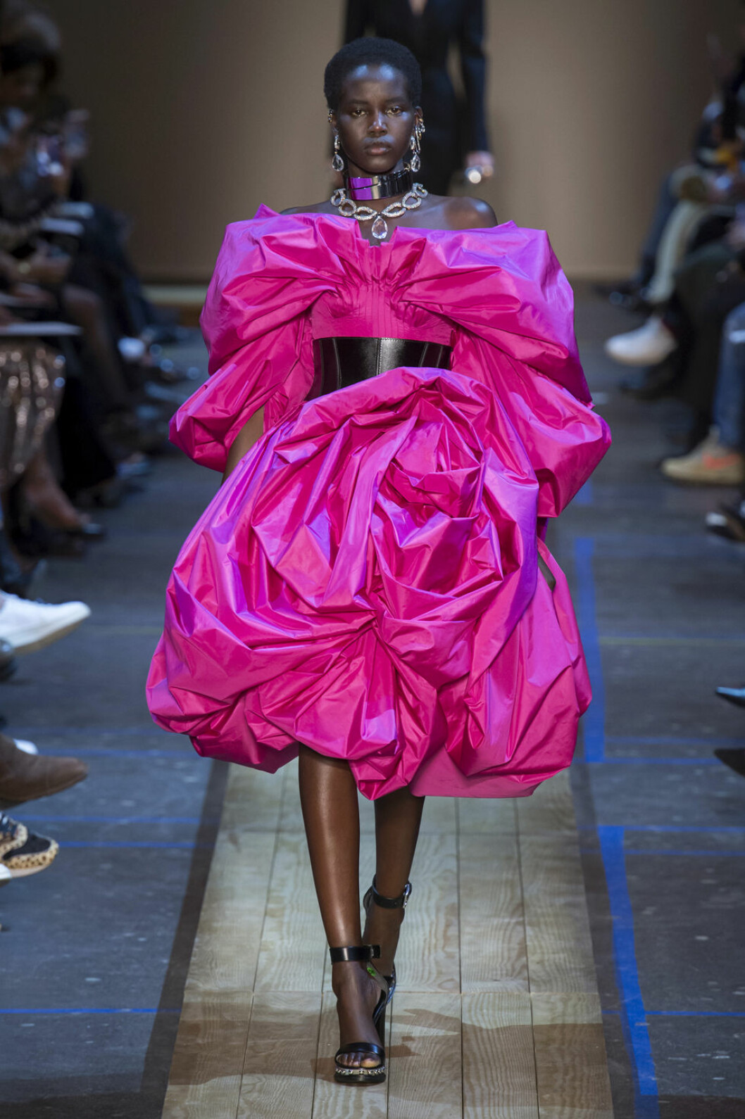 Alexander Mcqueen Alexander Mcqueen aw 19 rosa klänning
