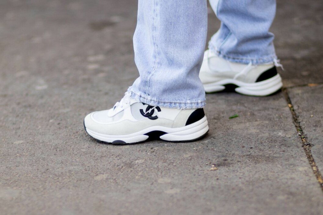 The perfect match? Ett par vita välbehållna sneakers till ljusa jeans med något slitna byxben. 