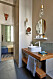 Stilrent badrum i avskalad färgskala hemma hos designern Pierre de Gastines i Paris