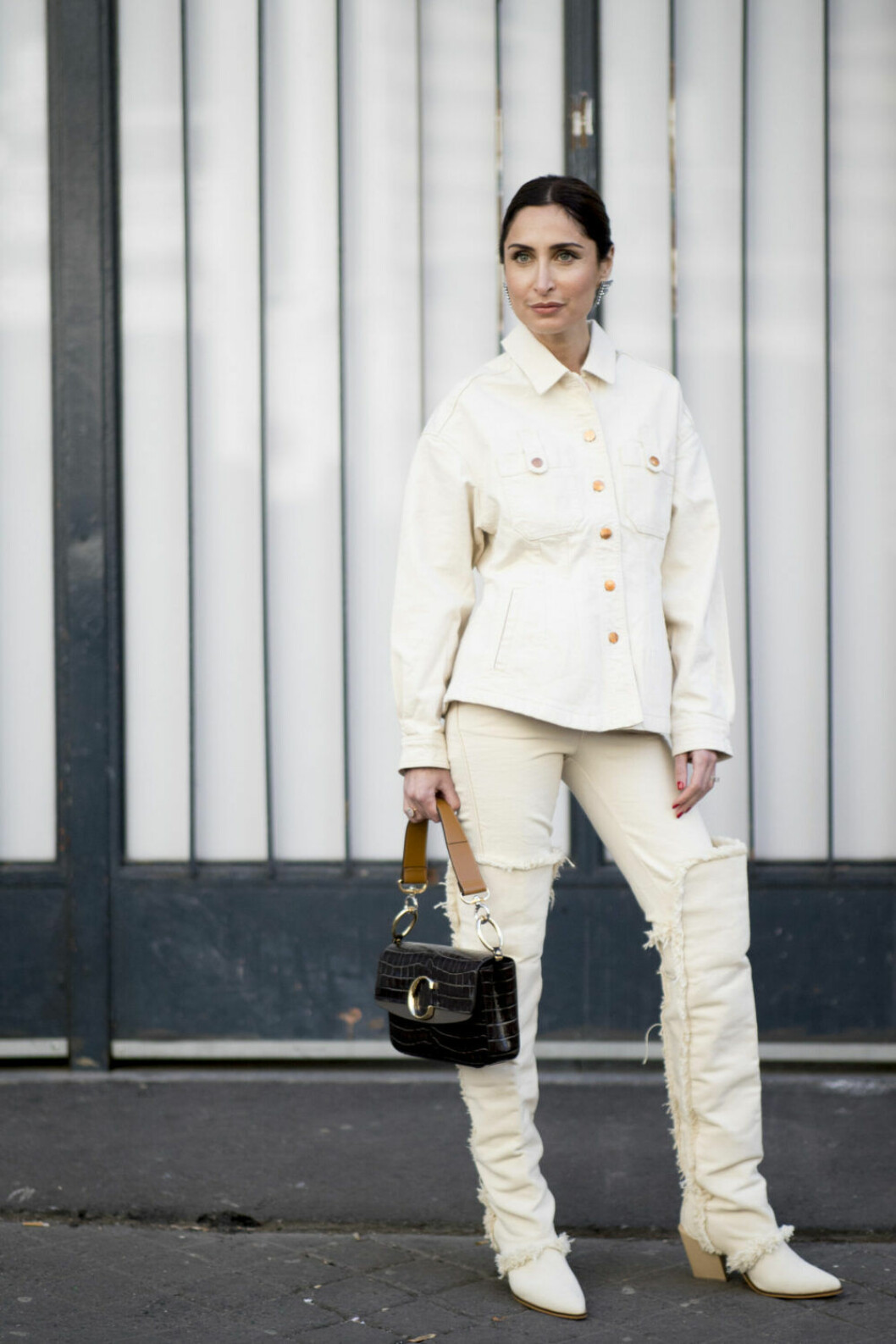 Streetstyle Paris FW, vit look med väska från Chloe.