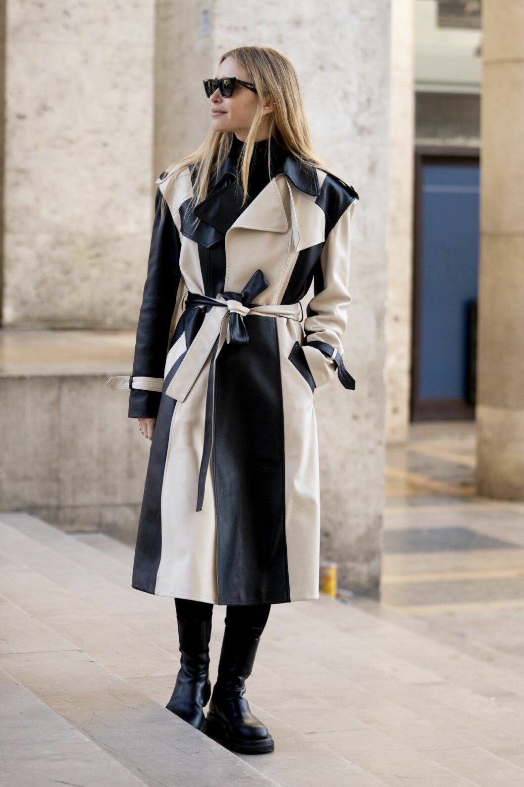 Beige trench med läder Streetstyle Paris Fashion Week AW20.