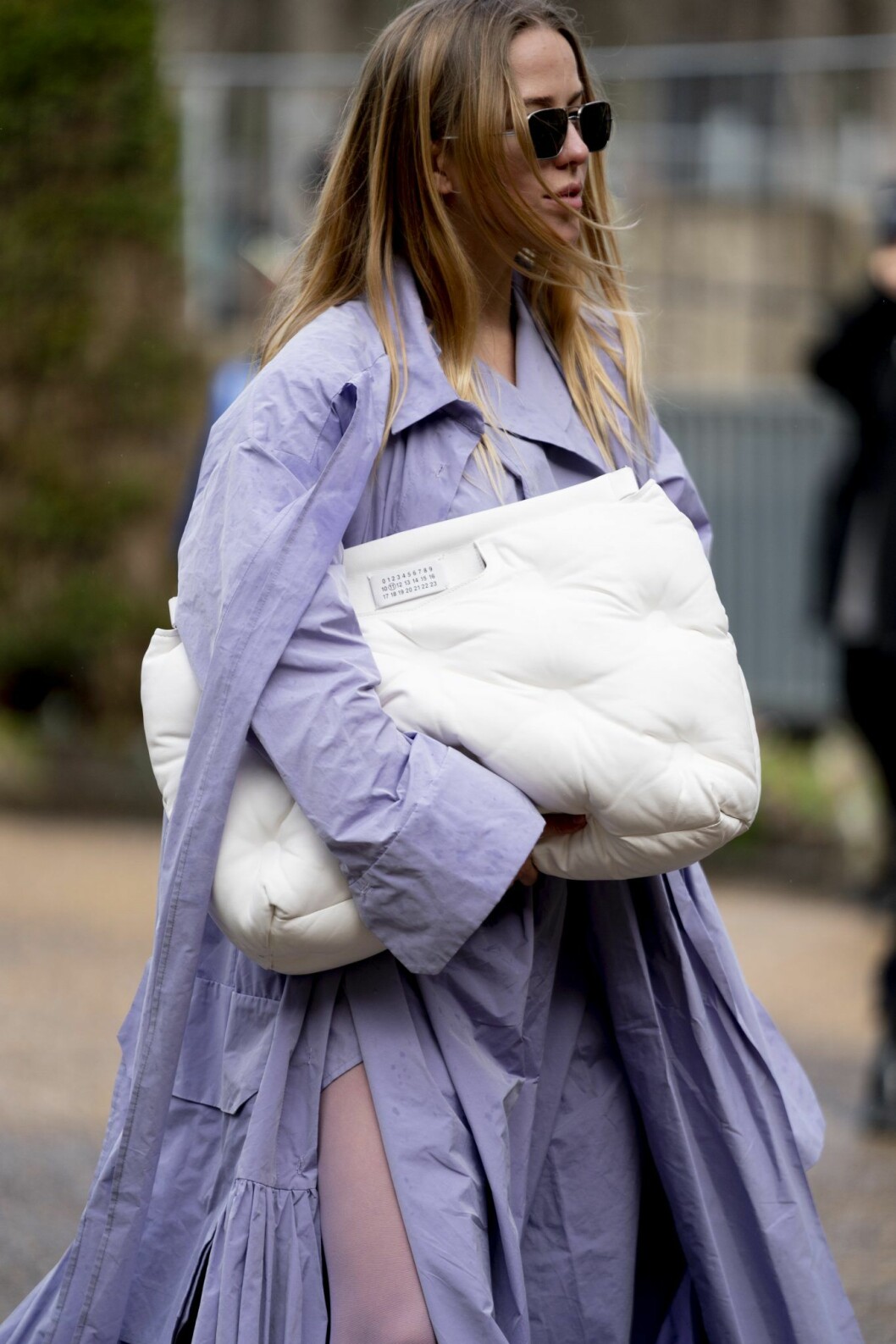 Streetstyle Lila kappa och vit väska Paris Fashion Week AW20.