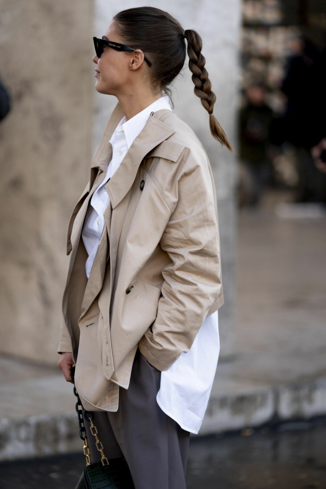 Men den allra mest klassiska varianten är vit, oversized och krispig. Bär den till en trenchcoat eller kappa för en perfekt vardagslook. Oversizedskjortastreetstylevit