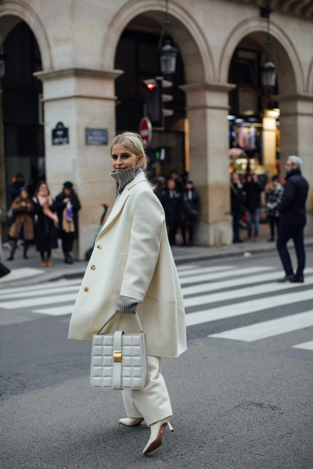 Stor polotröja streetstyle Paris Fashion Week.