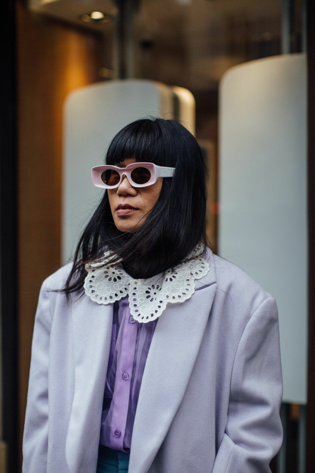 blus med krage i lila Streetstyle Paris Fashion Week AW20.