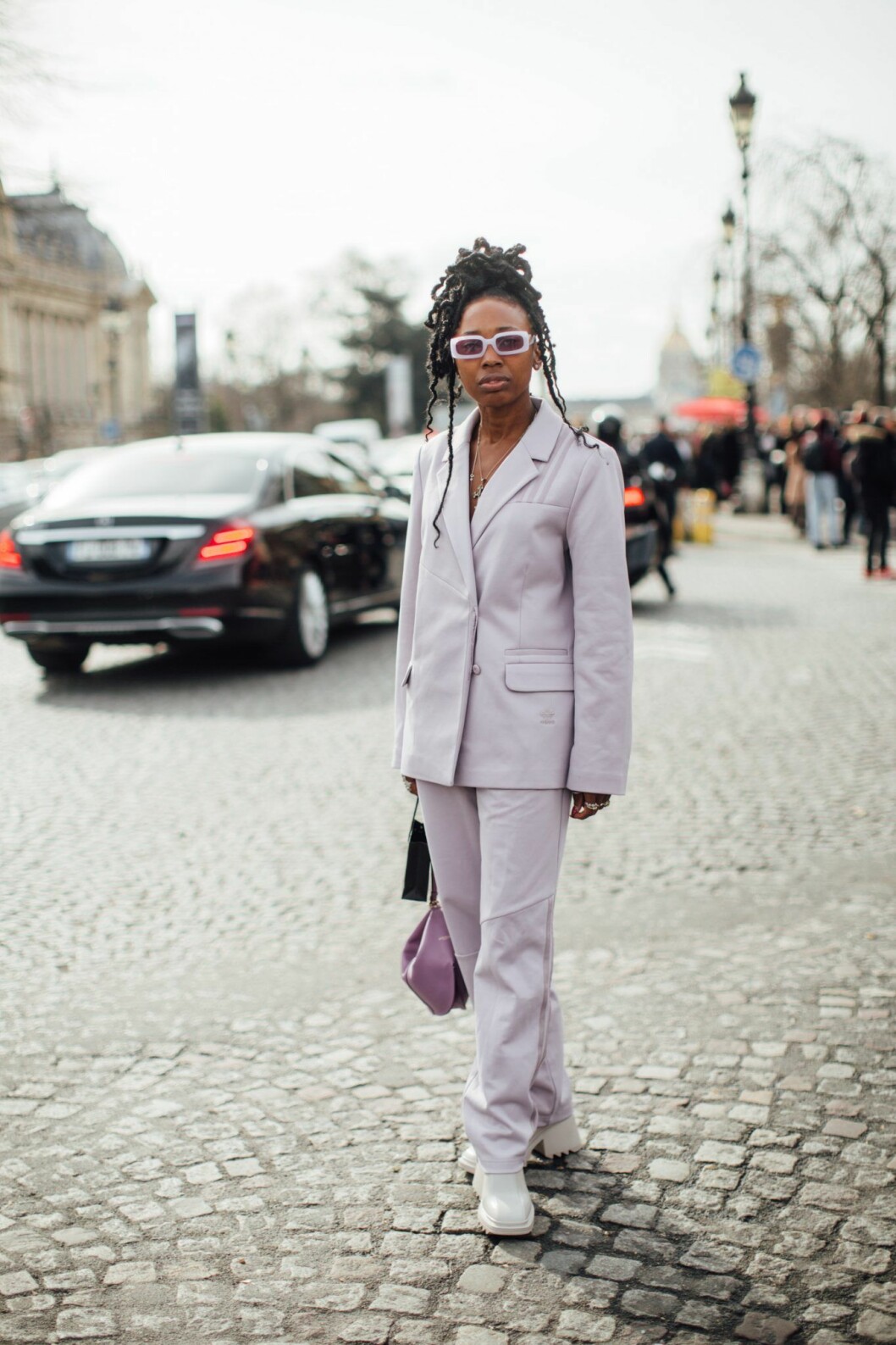 Lavendellila kostym från streetstyle från Paris Fashion week.