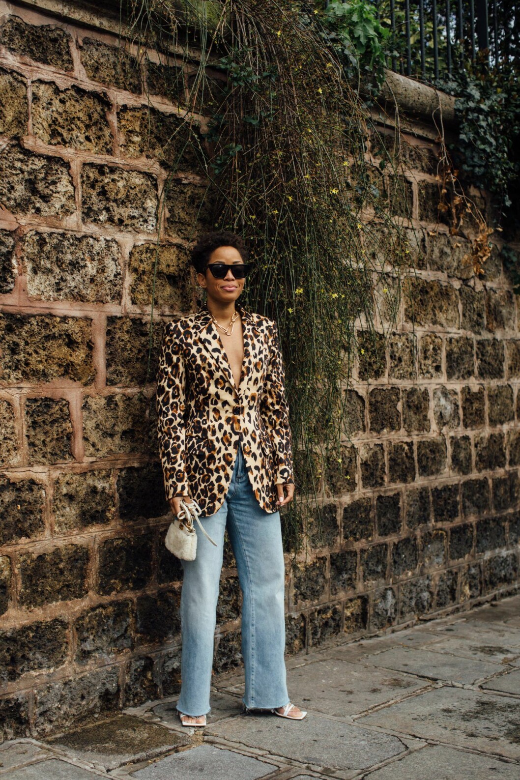 Leopardkavaj streetstyle Paris Fashion Week.