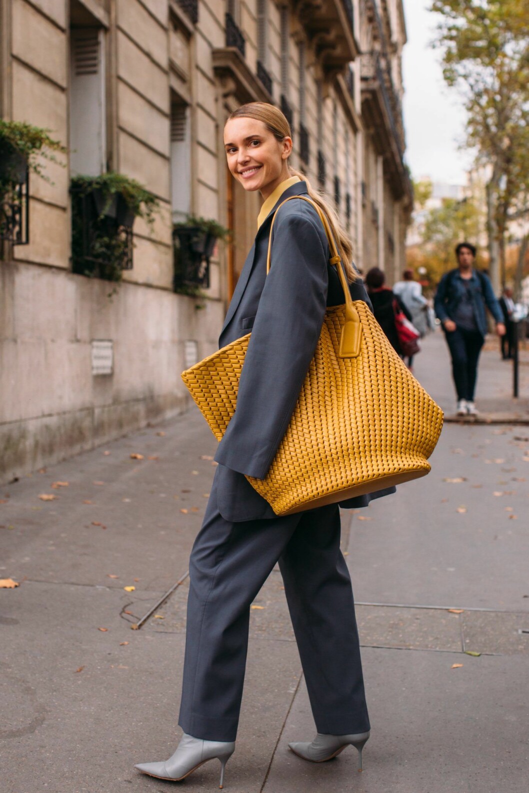 Pernille Teisbaek med en extra stor variant av toteväskan från Bottega Veneta under modeveckan i Paris.<span style="font-size: 16px"> </span> Pernille Teisbaek med en extra stor variant av toteväskan från Bottega Veneta under modeveckan i Paris.