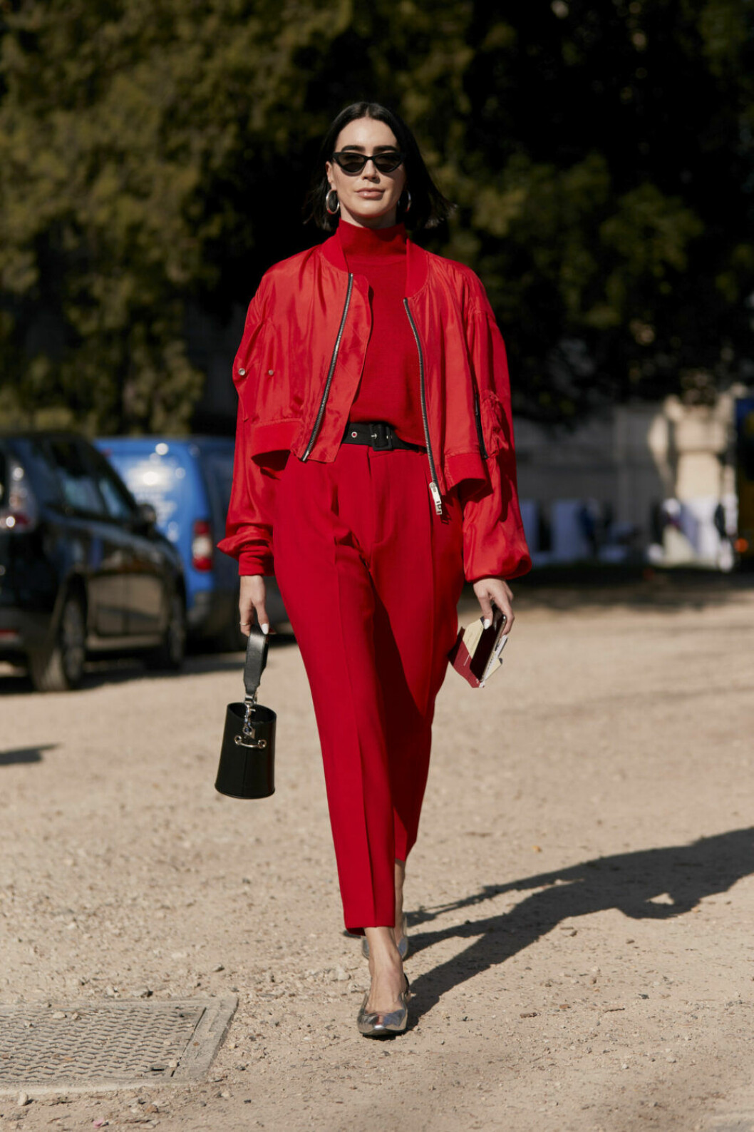 Streetstyle Paris FW, röd look med svarta detaljer.
