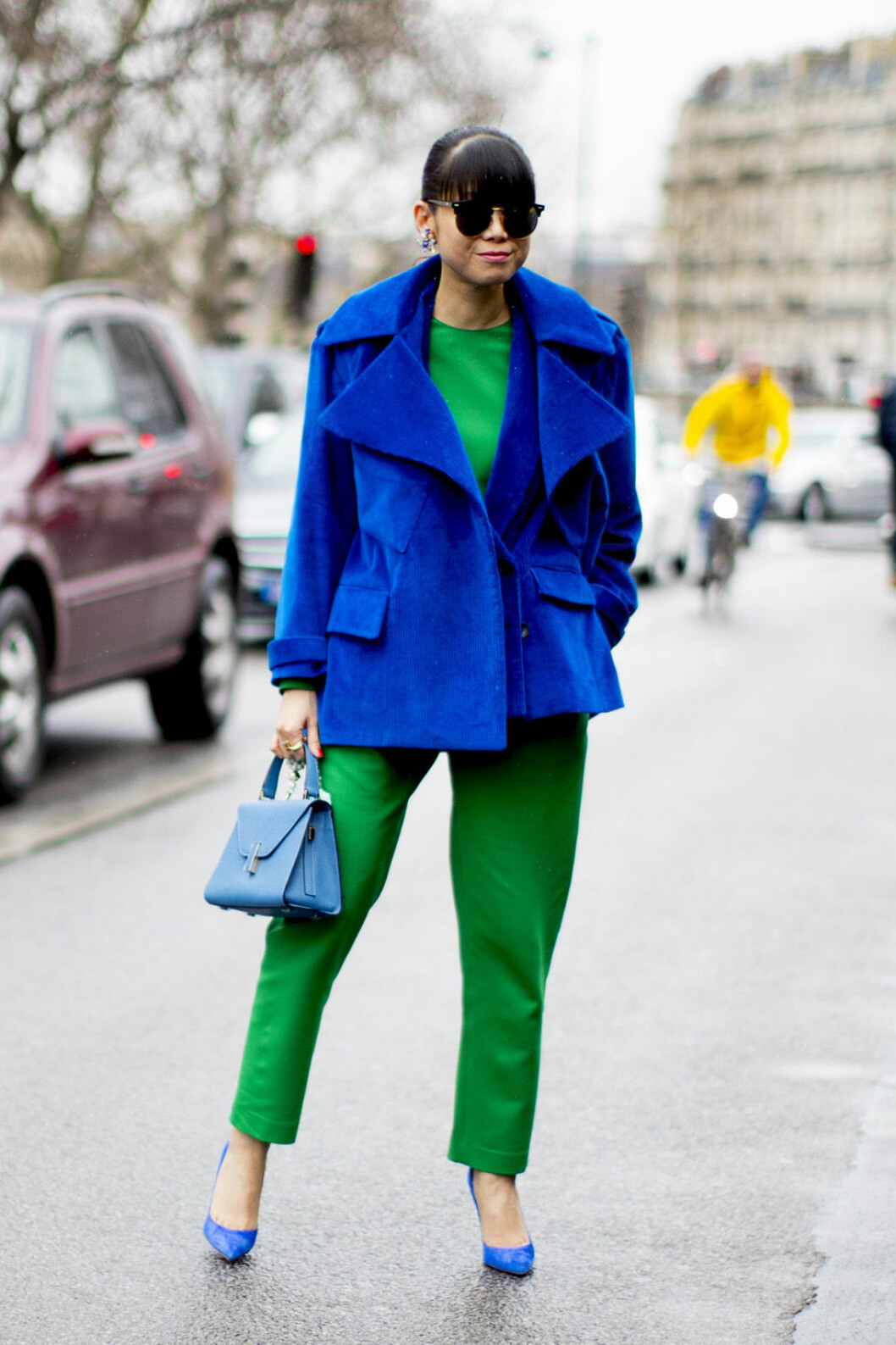 Blå kappa med gröna byxor