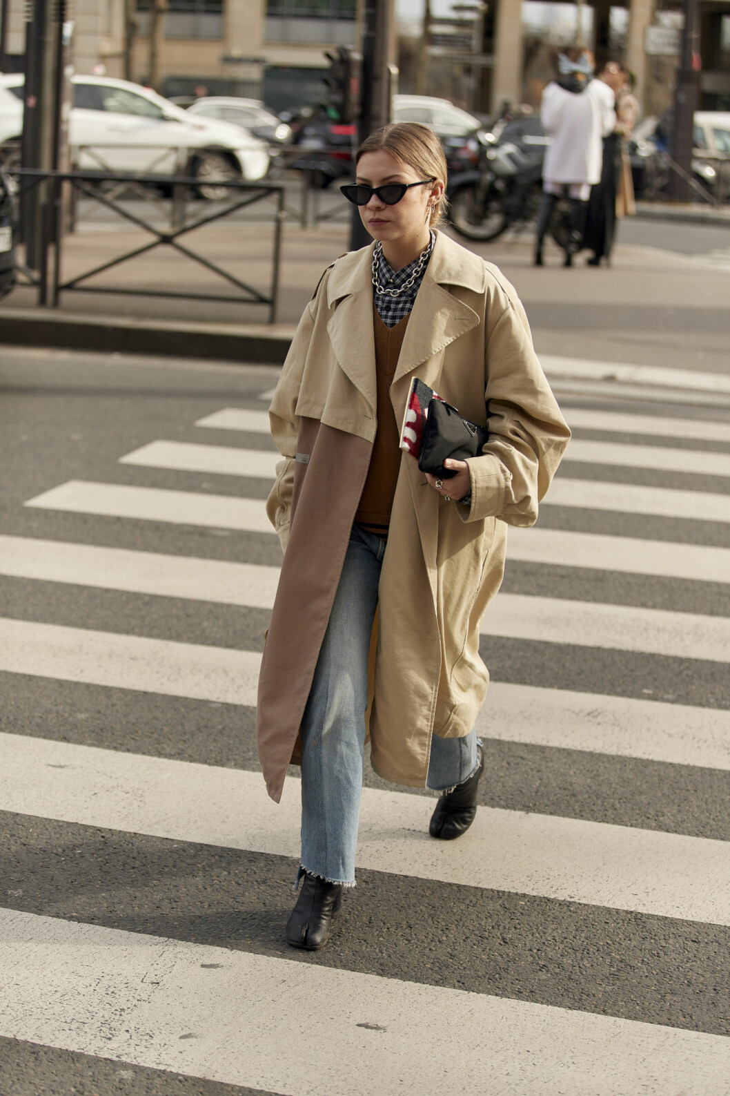 Streetstyle-look med denim i fokus. Streetstyle-look med denim och trenchcoat i fokus.