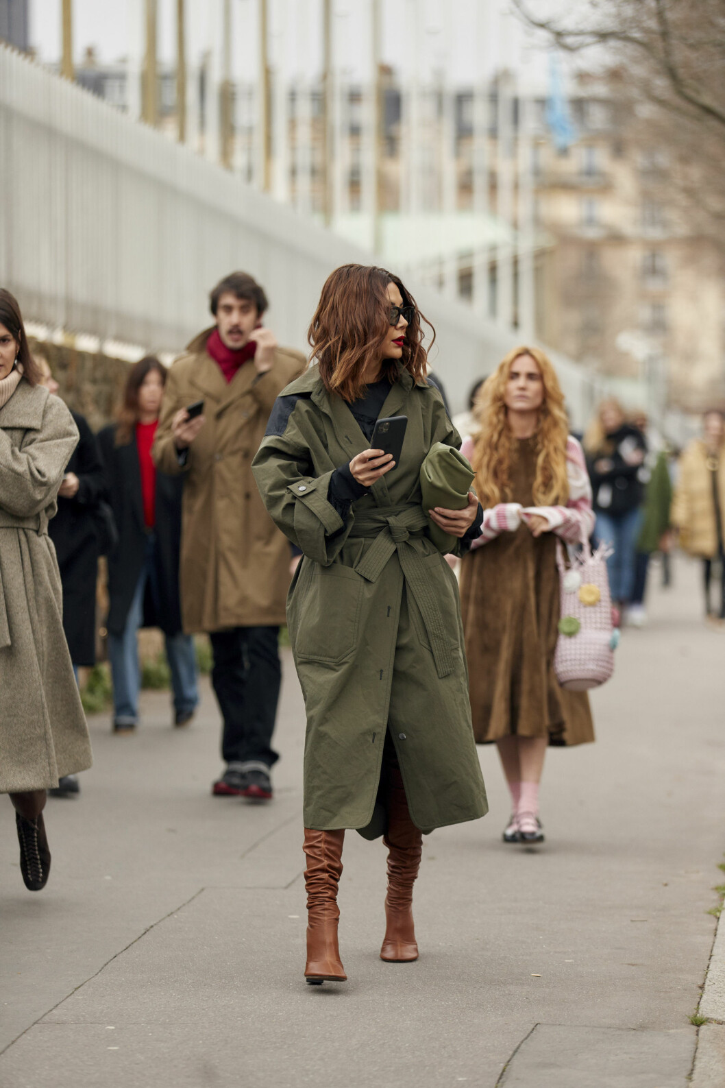 Streetstylelook med grön trenchcoat.