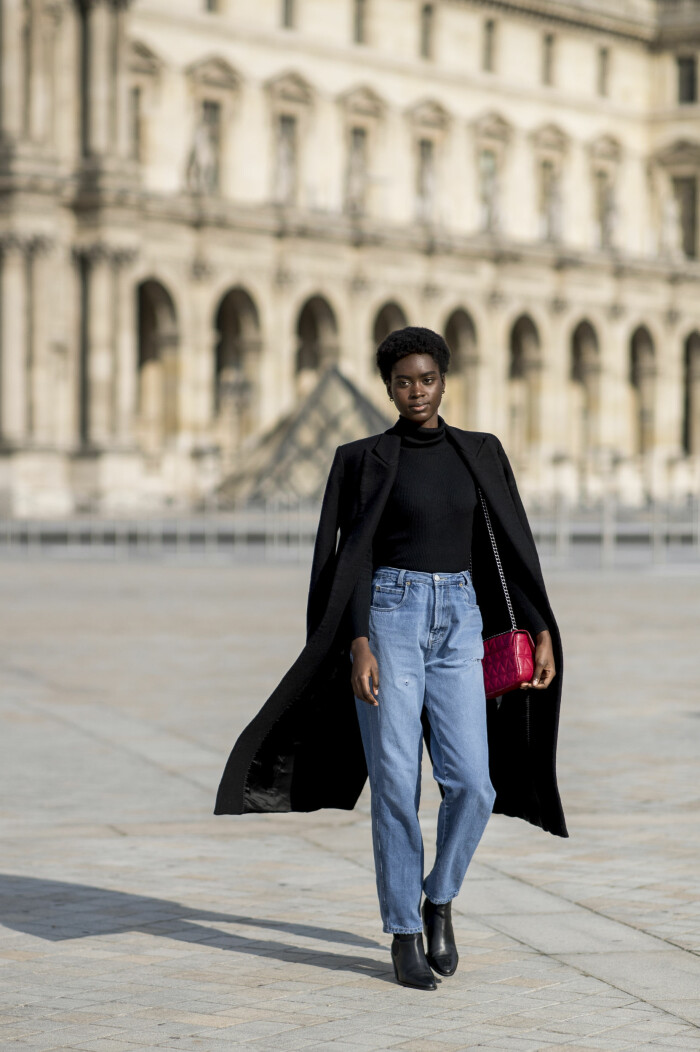 Stilsäker streetstyle-look från Paris Fashion Week AW21. streetstylelook med jeans och färgglad väska fårn paris fashion week aw21