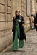 Svart kappa och grön jumpsuit Streetstyle Paris Fashion Week AW20.