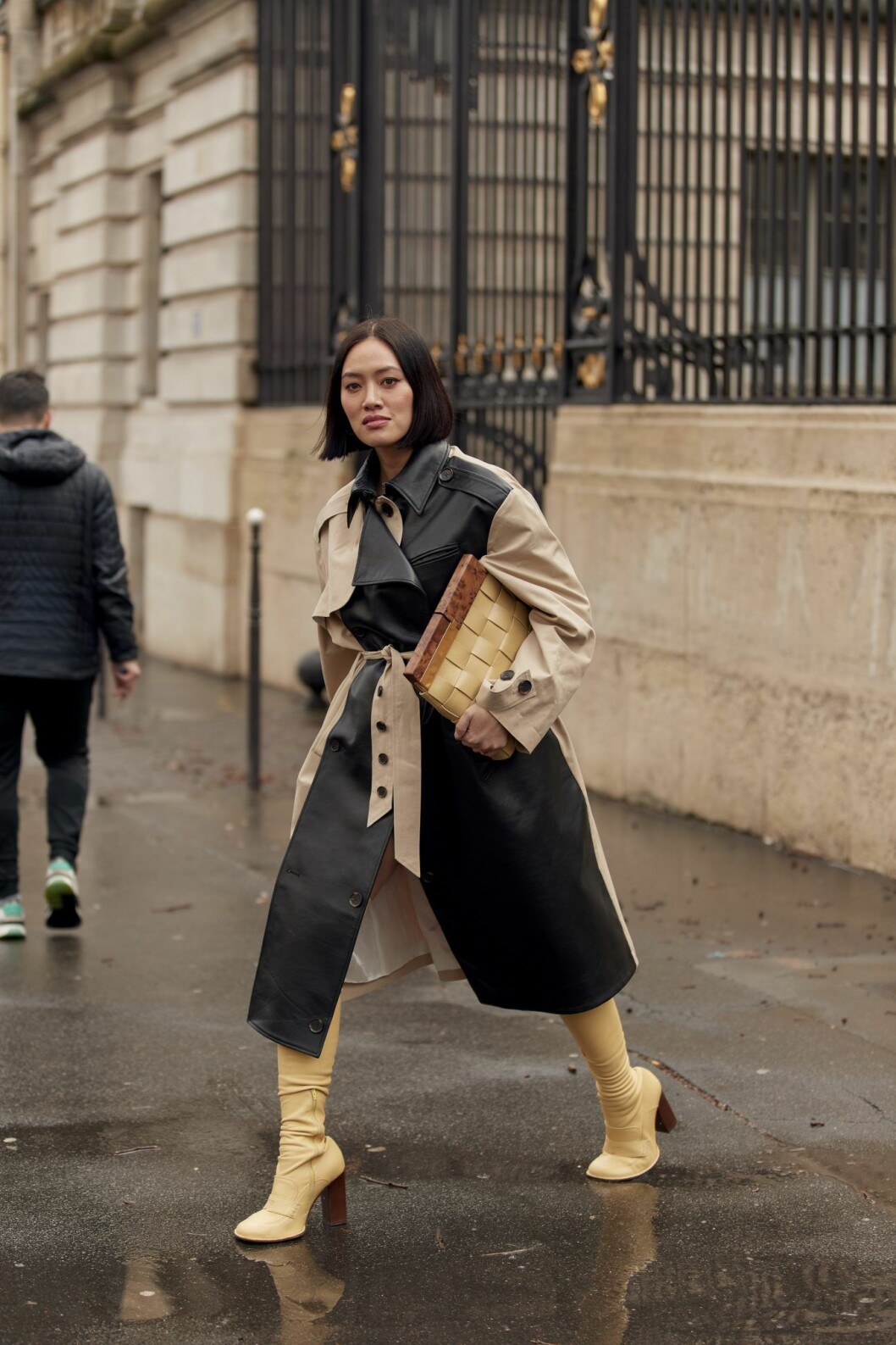 Trenchcoat och gula accessoarer.