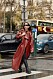 Röd skinntrenchcoat Streetstyle Paris Fashion Week AW20.