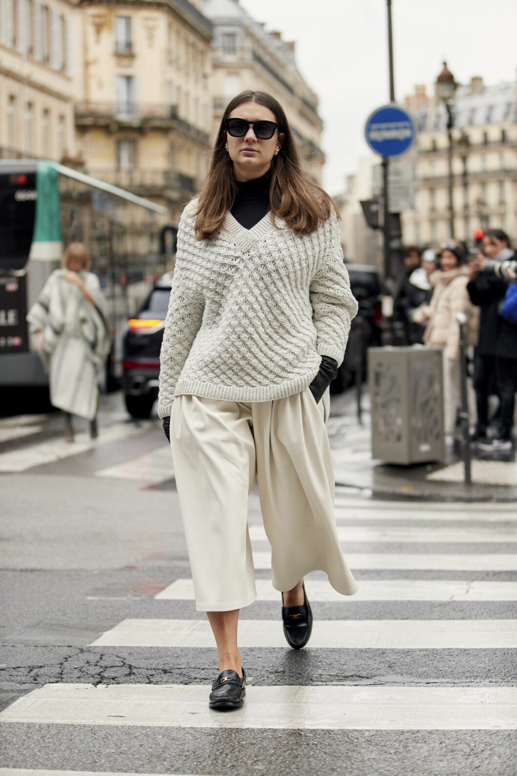 Svart polotröja och vit stickad look Streetstyle Paris Fashion Week AW20.
