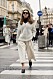 Svart polotröja och vit stickad look Streetstyle Paris Fashion Week AW20.