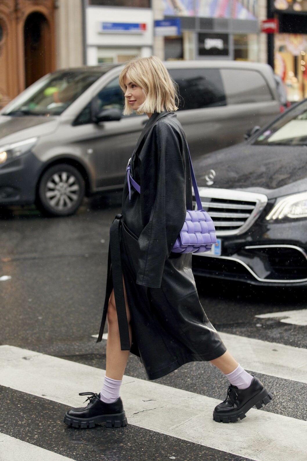 Lila väska från Bottega Veneta Streetstyle Paris Fashion Week AW20.