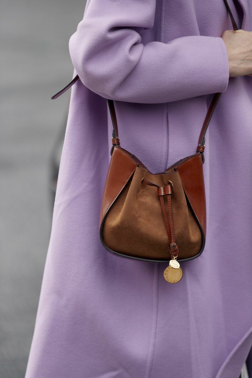Lila kappa Streetstyle Paris Fashion Week AW20.
