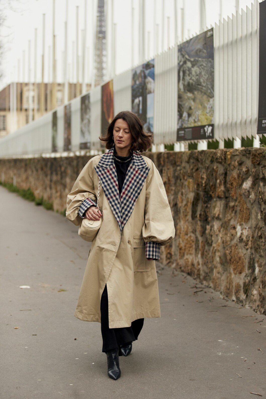 Trenchcoat med rutmönstrade detaljer Streetstyle Paris Fashion Week AW20.