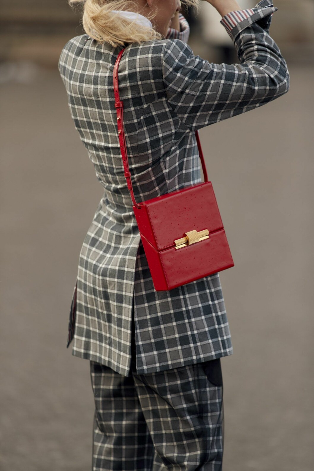 Rutig kostym streetstyle Paris fashion week.