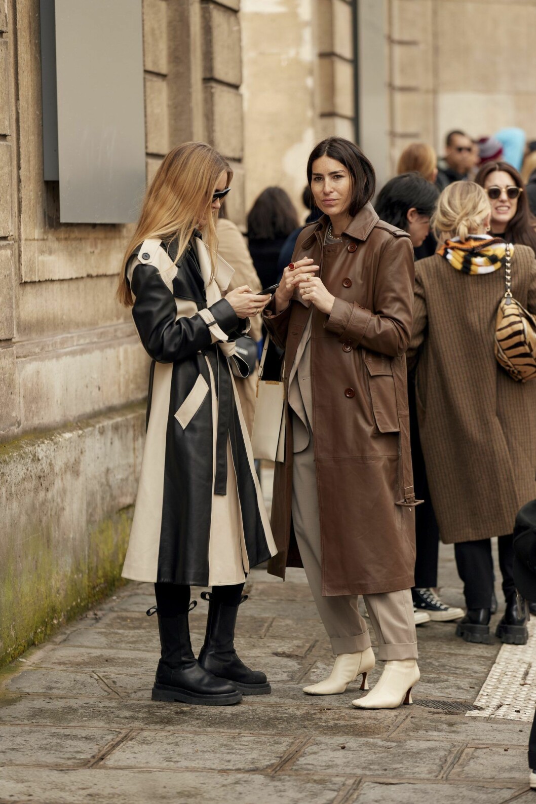 Beige kappa och läderkappa Streetstyle Paris Fashion Week AW20.