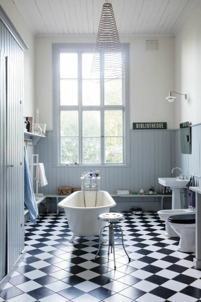 Syns i: "<a href="https://www.elle.se/hemma-hos/kreativt-och-naturnara-hos-glaskonstnaren-i-sormland/4738055">Kreativt och naturnära hemma hos glaskonstnären i Sörmland</a>". badrum med pärlspont