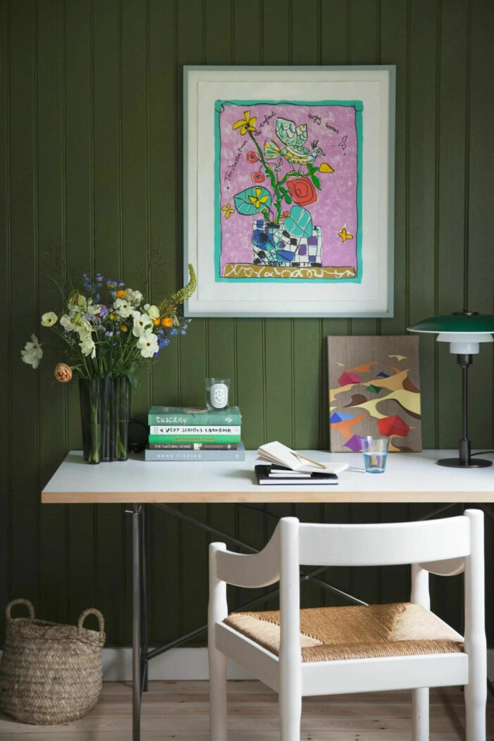 Syns i: "<a target="_blank" href="https://www.elle.se/decoration/magiskt-trahus-med-unika-detaljer-hos-josefine-vibe-pa-sjalland/7740814">Modellens magiska trähus på Själland med unika detaljer och konst"</a>. grön pärlspont