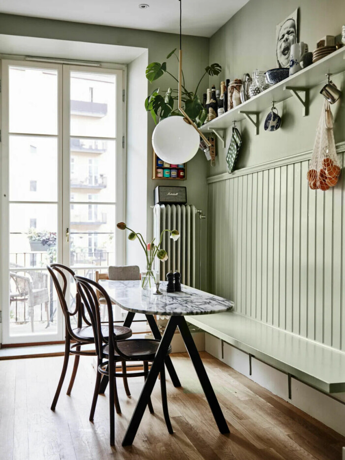 Syns i: "<a target="_blank" href="https://www.elle.se/hemma-hos/hemma-hos-johanna-bradford/4707366">Kika in i Johanna Bradfords drömmiga hem</a>". kök med pärlspont och sittbänk