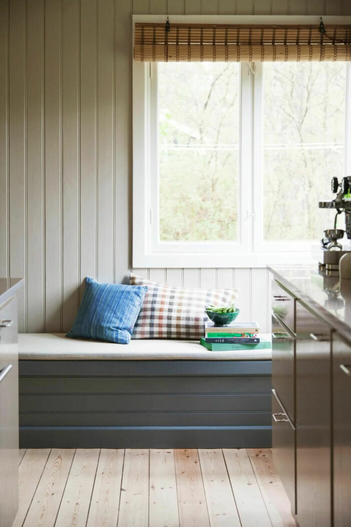 Syns i: "<a target="_blank" href="https://www.elle.se/decoration/magiskt-trahus-med-unika-detaljer-hos-josefine-vibe-pa-sjalland/7740814">Modellens magiska trähus på Själland med unika detaljer och konst</a>". pärlspont på sittbänk