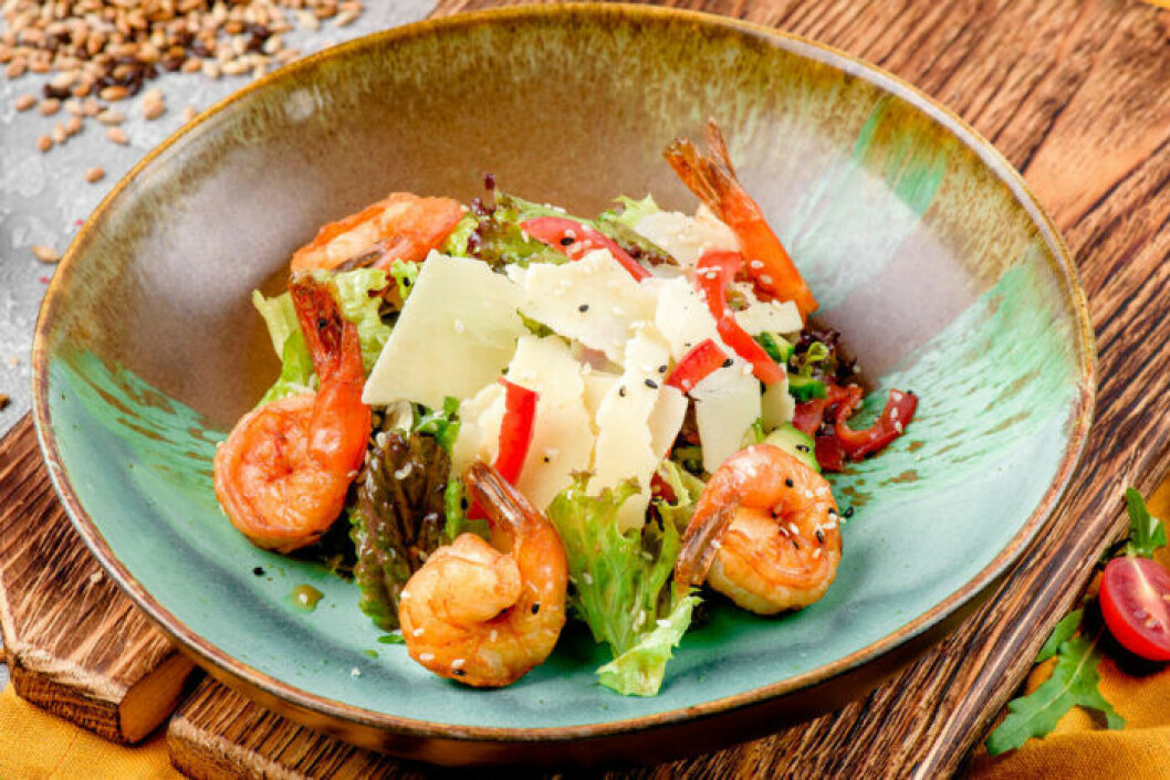Caesarsallad med räkor, toppad med parmesan. Caesarsallad med räkor, toppad med parmesan.
