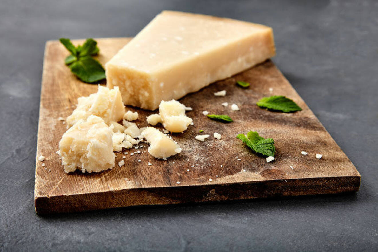 Blanda gärna lite mjöl i den rivna osten om du ska frysa den så klibbar den inte ihop. 